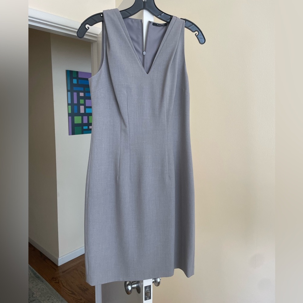 New with tag, tahari gwenyth dress, light heat, gray, size 4